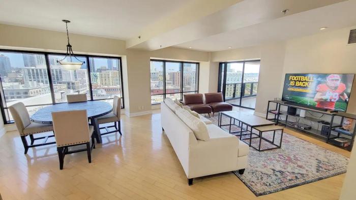 Luxurious and Spacious 2-Bedroom Condo Unit Downtown San Diego in the Heart of the Gaslamp Quarter - 30-Day Min