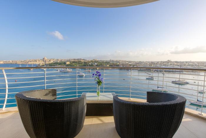 Seaview Luxury 3Br Apartment in Sliema