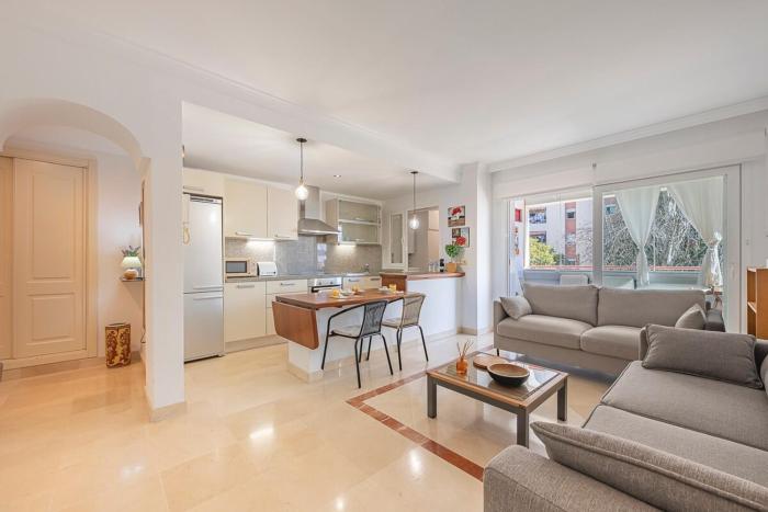 Elegant Apartment, Steps from the Sea with Parking Included