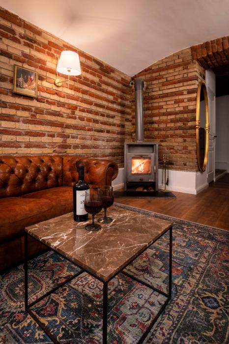 Le Petit Rouge Central Studio