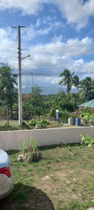 RiverView Retreat - 2 Bed Escape in Linstead