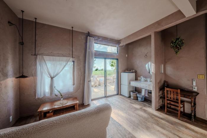 宮古島の自然豊かで静かなエリアroom0オリジナルインテリア小物が溢れる空間