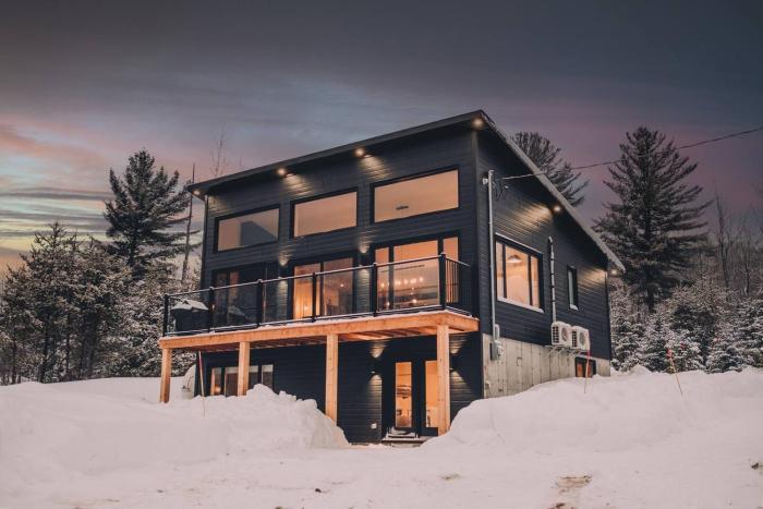 Chalet Mysa Spa Ski Firepit Area