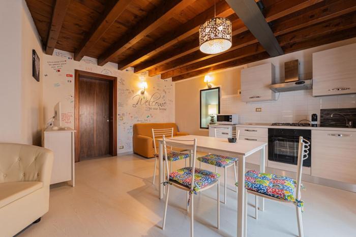 Juliet’s Paradise BalconGraffiti in Love