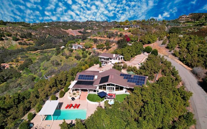Hilltop Villa & Guesthouse, Pool Oasis, Pickleball Court