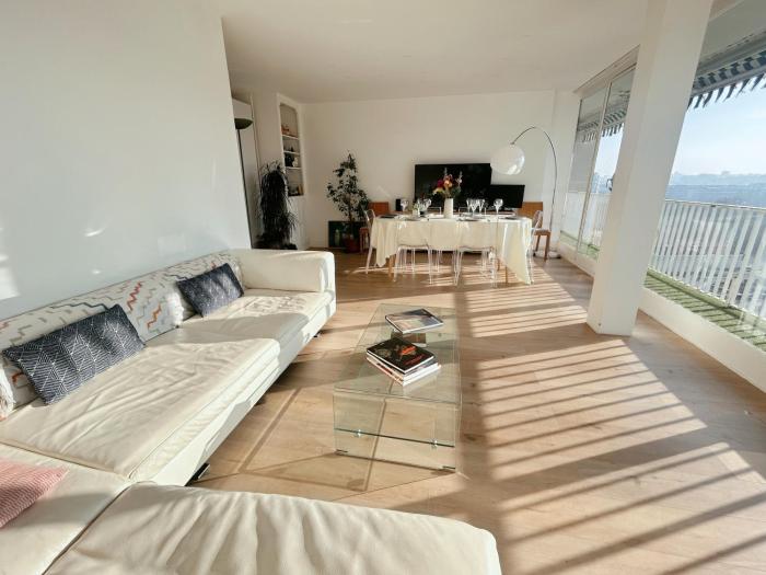 EIFFEL TOWER SEINE RIVER VIEW PARIS 88 square meters