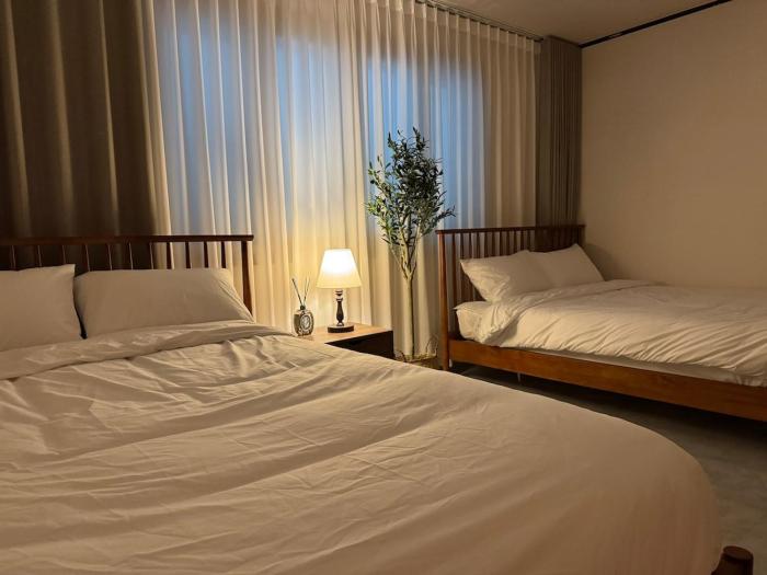 8-capacity # 3 rooms # 4 queen beds # 10 minutes on foot from Busan Station # Wood tone # Emotional interior # Netflix