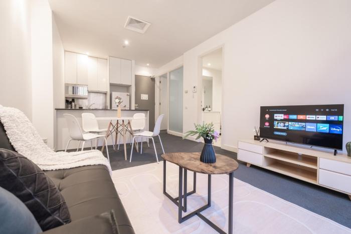 Prime Located 2BR1BA Apt in Mel with Study