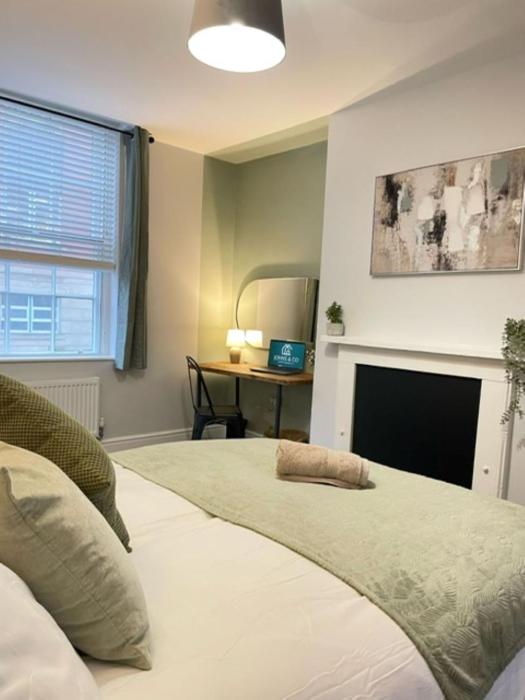 Brand New city Centre Flat, WiFi, Free Private off-site parking