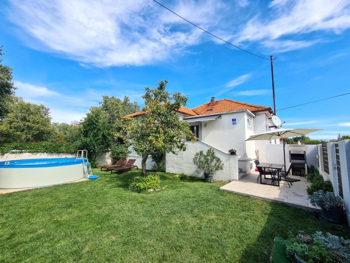 Vacation house with private pool and yard