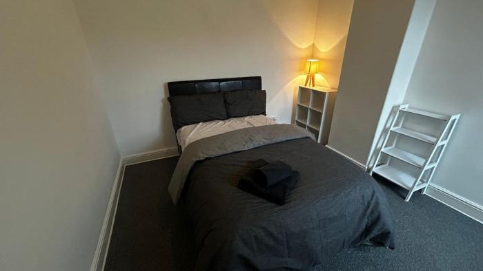 Double Bed - Fast WiFi - Free Parking - 1 Bedroom in 4 Bedroom House PS3