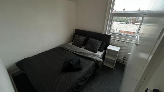 Double Bed - Fast WiFi - Free Parking - 1 Bedroom in 4 Bedroom House PS2