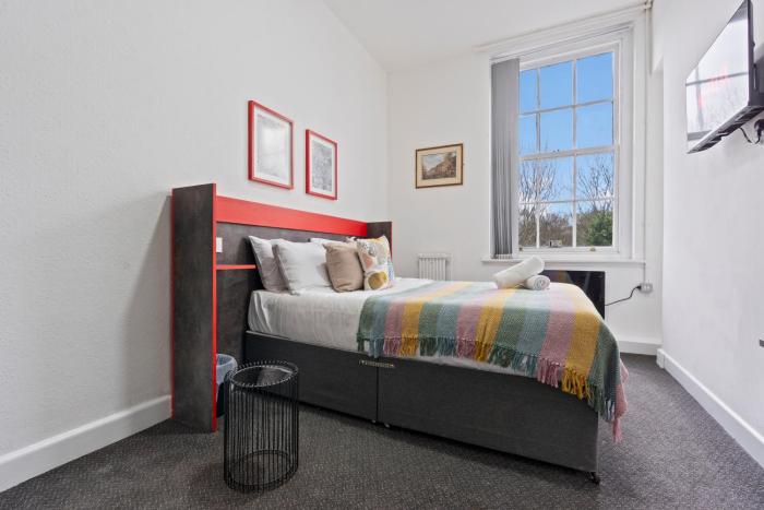 Modern, Spacious 4 bed Suite with Parking