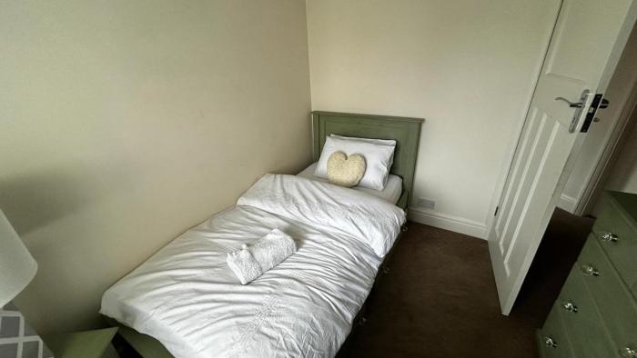 Next To Hospital - Parking - Close to Town Centre - 1 Bedroom in 4 Bedroom House SR2