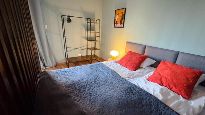 Orange Studio with balcony - free parking and self check-in