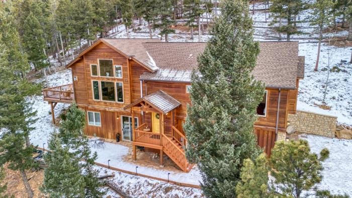 EPIC VIEWS! Luxury Cabin - HotTub, BBQ - Close to SKI, Trails, Red Rocks