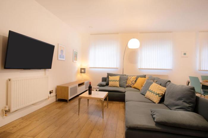 3BR, smart TV, self check-in, coffee machine