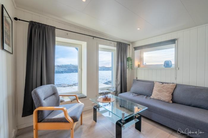 Henningsvær Seaside Ground Floor Apartment