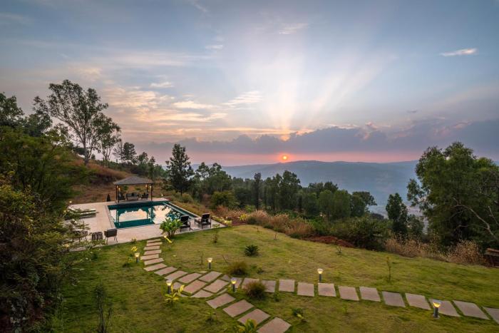 SaffronStays Whistling Thrush - 6BR luxury villa with infinity pool, gym, sauna & 13-acre estate near Table Land