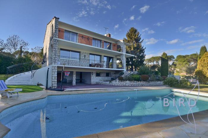 Magnificent residence with swimming pool and garden in Mougins