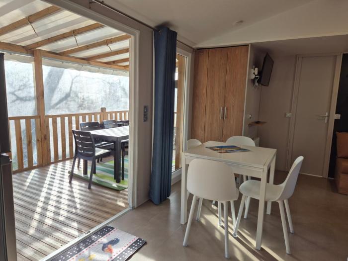 MH 201 AGREABLE et tout ÉQUIPÉ 2CH dont suite parentale et 2sdb avec vue sur foret dans camping 4 étoiles