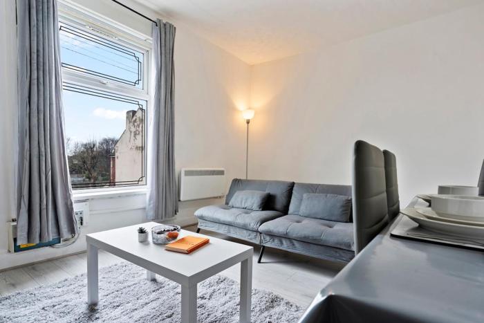 Cozy 1-Bedroom Apartment Steps from Bullring & Victoria Square