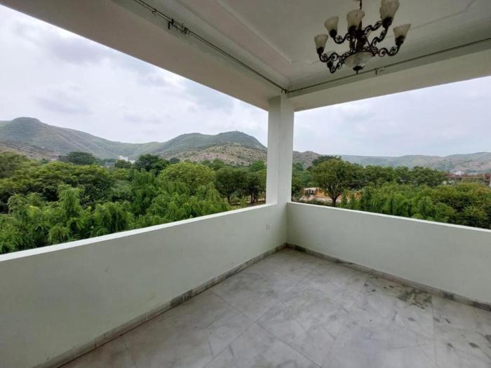 Jhalana Retret Rooms ,Farm ,Pool, Mountain view