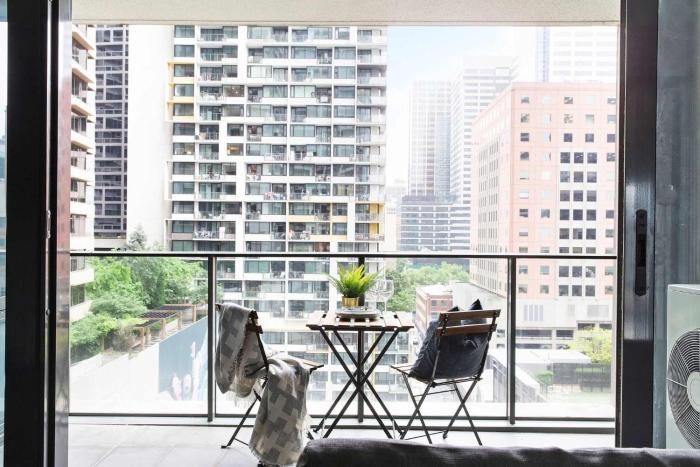 Spacious 2BR Apt Walk to Southern Cross Station