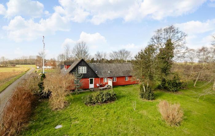 2 Bedroom Nice Apartment In Aakirkeby