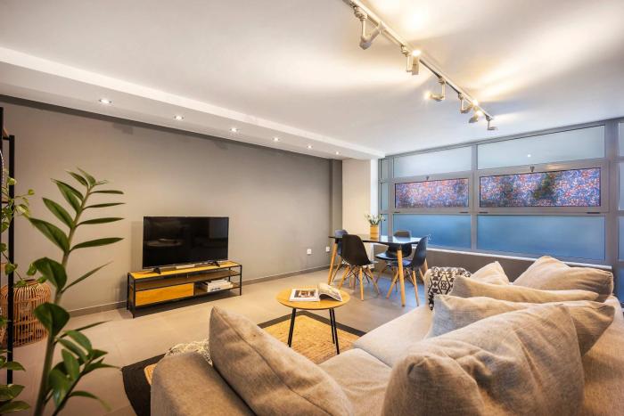 Gazi Metro APT Urban Balcony Oasis