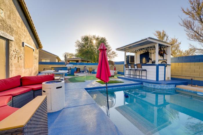 Putting Green and Hot Tub Goodyear Retreat!