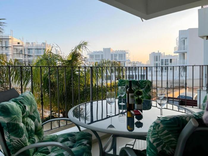 Déjà Blue Apartment Kyklades BC7 - workspace, pool, gym, nearby beach