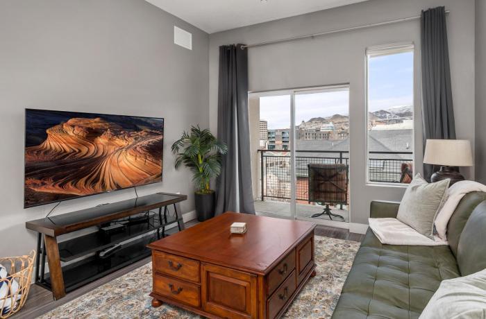 Luxury Apt - Penthouse - King Bed Gym Pkg Pool NEW