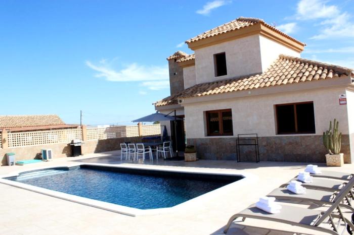 ENJOY House with Large Pool & Jacuzzi