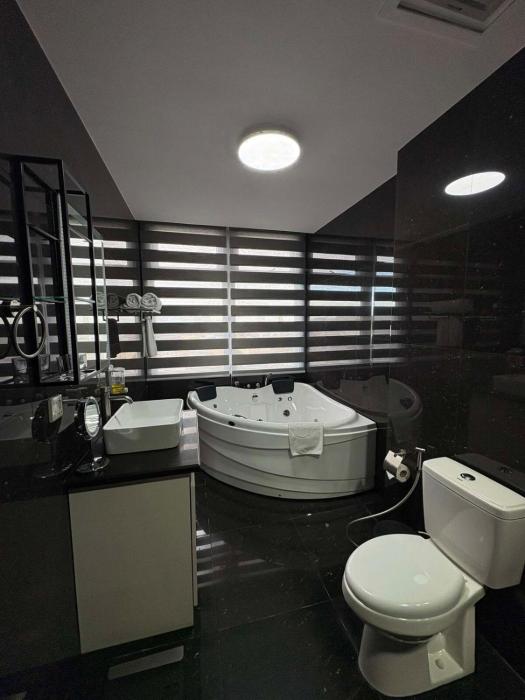 Sheryll Escapes - La Grande Penthouse 1 bedroom with private jacuzzi & Netflix!