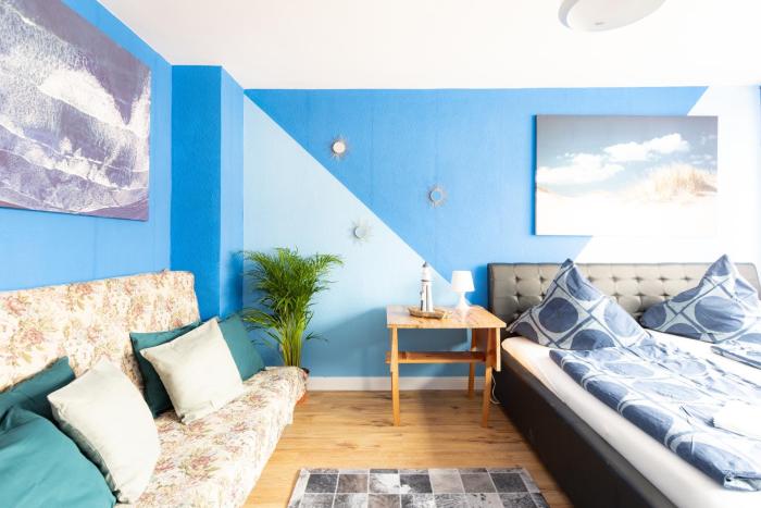 - Ocean Haven Deluxe with Coastal Charm - 2-Room Sea-Inspired Apartment 75 qm - Central Location - Elegant Nautical Design - Renovated in 2024 with TV & Netflix - Full Kitchen & Free Parking - Near Metro & Airport - King Beds -