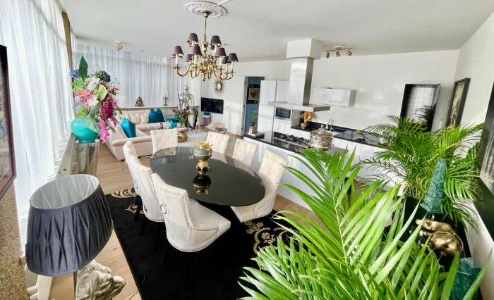 Luxury City Center apartment with Canal view 1 kingsize bed and 1 sleeping sofa