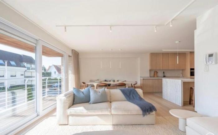 Luxueus afgewerkt appartement op steenworp van de zee met zonnig terras en dubbele staanplaats