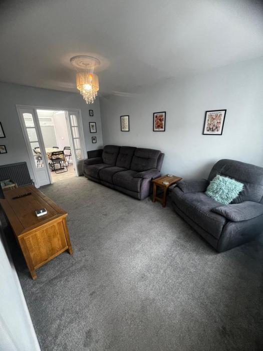 Spacious 3 bed house, garden and parking sleeps 5