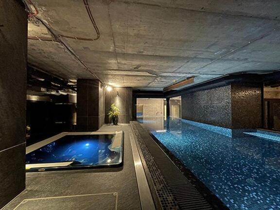 Luxe studio with pool, sauna, jacuzzi, gym, balcony