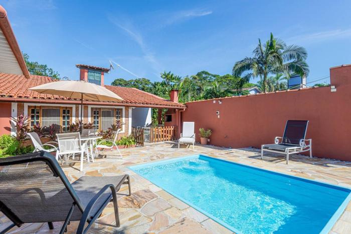 Casa com piscina a 100 m de Camburizinho
