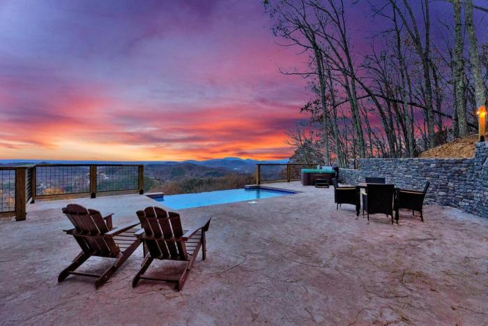 Honey Bear Hideaways - Luxury Cabin with Infinity Pool, Breathtaking Mountain Views & Sunset Decks