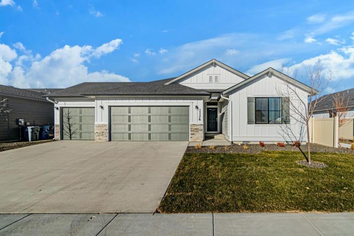 4-Bed Pet-Friendly Retreat - Grill & Playground!