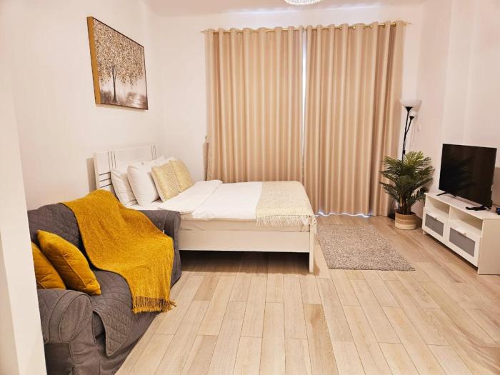 B12 Studio near Formula 1, with canal and pool view