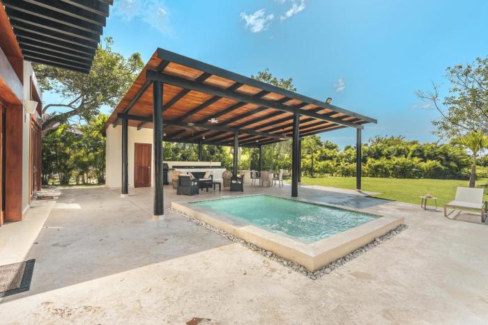 Bungallow with 3BR pool and bbq in Green Village