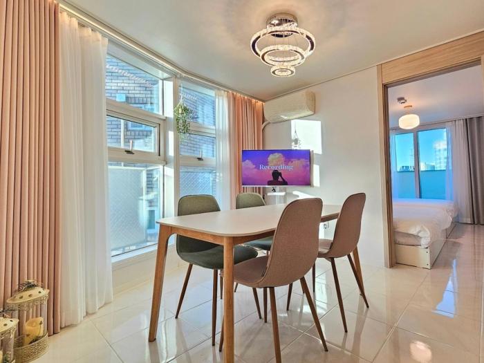 Hongdae 5 minutes, Sangsu Station 2 minutes, Maximum 6 people, 3 queen beds, Free luggage storage