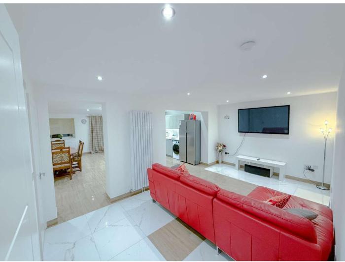 Stunning 5 Bedroom House with Spacious Rooms and Amenities