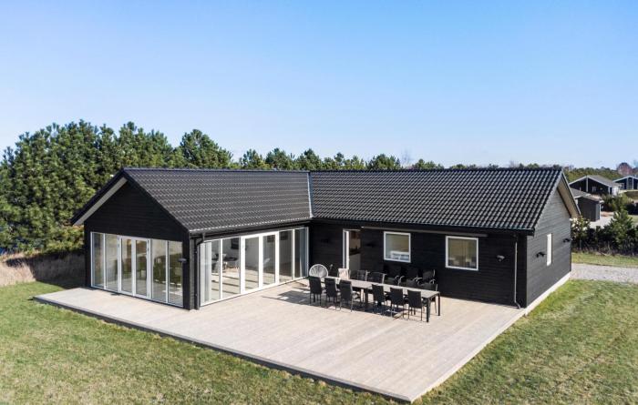 5 Bedroom Cozy Home In Væggerløse