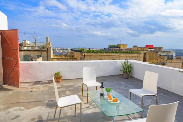 Stylish Valletta 1 bedooom Penthouse with Terrace in the centre with Views