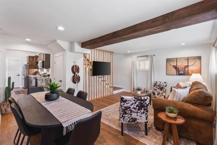 Vibrant Multi Condo Building that Sleeps 48 with 7 Units